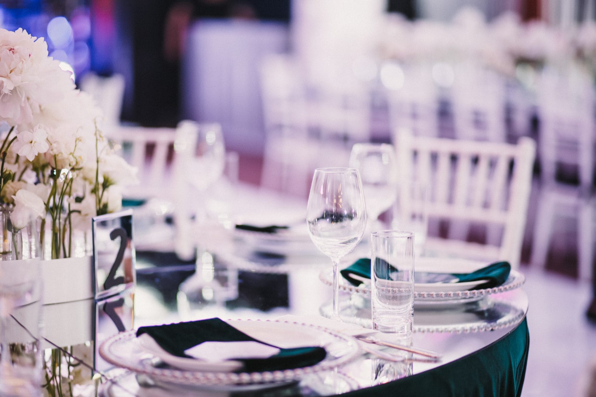 bright-classy-wedding-table-serving